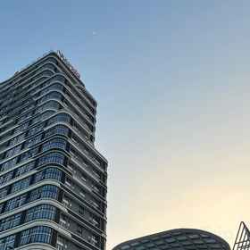 Hotel Exterior 1 Yijia Apartment (สถานีรถไฟเจียงเหมินตะวันออก Jianghai Wanda), โรงแรม & ที่พัก Yuri