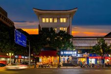 Others Live Hotel (Jiangmen 33rd Market Street Donghu Park Branch)