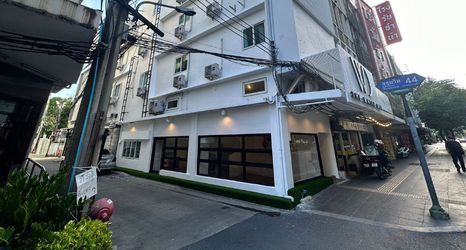 Others 2 The White Den Sukhumvit 44