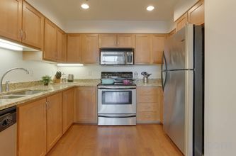 其他 4 Bright Recently Upgraded Apt – Downtown Location