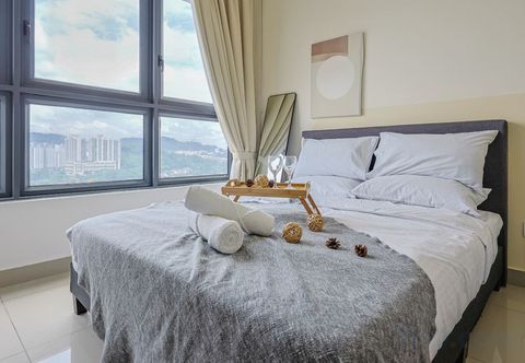 Others Stylish 4BR M Vertica Walk to MRT & Velocity Mall