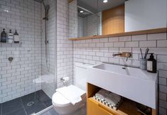 Others 7 High-Rise CBD Apt L50 | Luxe City Views + Parking