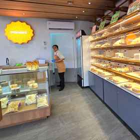 Hotel Interior/Public Areas 1 Studio5 @LRTCikunir1 bên cạnh Ibis Style Jatibening, Khách sạn Komplek Jatimelati Bulog 3