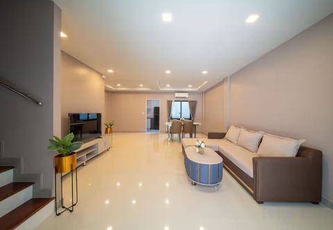 Others Master bedroom with a bathroom in a Pattaya villa.