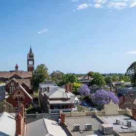 Logo 1 Modern 2B Apt with Views Near Swinburne University, 坎伯韦尔枢纽购物区 酒店