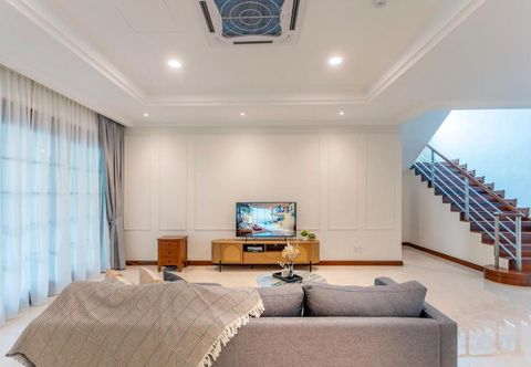 Others 325 Ritchie by COBNB@ U Thant.