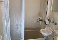 อื่นๆ 3 Higashi Shinjuku Station is a 3-minute walk, Shin-Okubo Station is a 7-minute walk,Shinjuku Station