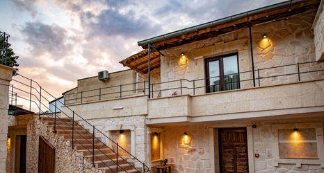 Lainnya 2 Senior Stone House