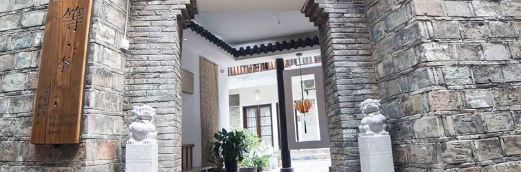 Khác Fenghuang Dengli Courtyard Inn (East Gate of the Ancient City)