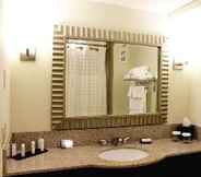 Phòng tắm bên trong 7 Embassy Suites by Hilton Laredo