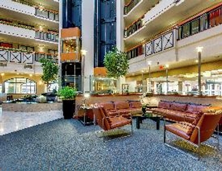 Lobby 2 Embassy Suites Louisville