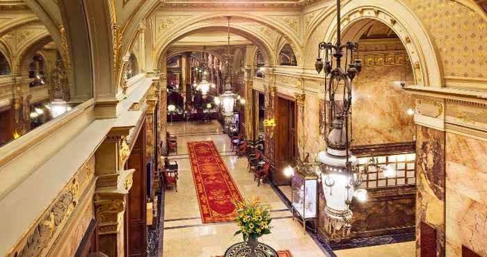 Lobby Metropole Hotel