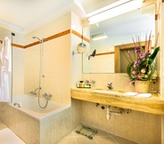 In-room Bathroom 4 Grand Hotel Europa