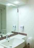 BATHROOM Premier Inn London Hampstead