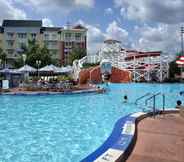 Kolam Renang 4 Disney's Boardwalk Inn