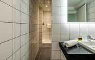 In-room Bathroom 5 Mercure Bedford Centre Hotel