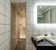 Phòng tắm bên trong 5 Mercure Bedford Centre Hotel