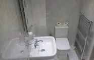 Toilet Kamar 6 Town House Hotel 