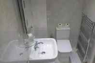 Toilet Kamar Town House Hotel 