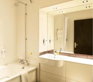 In-room Bathroom 4 Travel Inn Edinburgh Inveresk