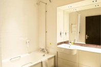 In-room Bathroom Travel Inn Edinburgh Inveresk