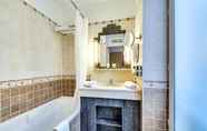 In-room Bathroom 3 Pavillon Opera Bourse