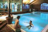 สระว่ายน้ำ Dunadry Hotel & Country Club