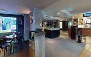 Lobi 4 Village Hotel Wirral