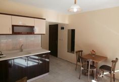 In-room Bathroom 4 Leon's Sun Village Apartments