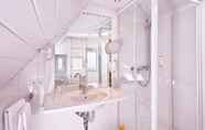 Toilet Kamar 4 TOP Hotel Goldenes Fass