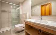 In-room Bathroom 6 Arcos Playa Apts