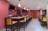 Quầy bar, cafe và phòng lounge Days Inn by Wyndham Plattsburgh