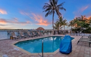 Hồ bơi 4 Hutchinson Island Plaza Hotel & Suites