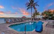 สระว่ายน้ำ 4 Hutchinson Island Plaza Hotel & Suites