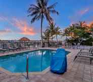 สระว่ายน้ำ 4 Hutchinson Island Plaza Hotel & Suites