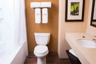 Toilet Kamar 4 Extended Stay America - Bakersfield - Chester Lane