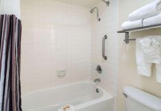 客室内バスルーム 5 La Quinta Inn Thousand Oaks Newbury Park