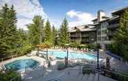 Kolam Renang 5 The Blackcomb Springs Suites at Whistler