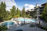 Kolam Renang The Blackcomb Springs Suites at Whistler