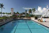 Kolam Renang Fisher Island Hotel and Resort 