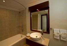 In-room Bathroom 2 Island Inn