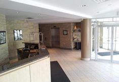 Lobi 2 The Falls Hotel & Inn