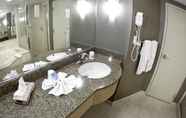 Toilet Kamar 4 Falls Hotel and Inn