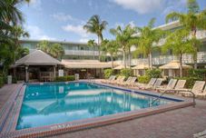 游泳池 Ramada by Wyndham Fort Lauderdale Oakland Park