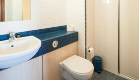 Toilet Kamar 2 Sleep Inn Derby 