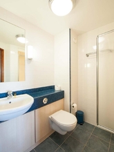 Toilet Kamar 4 Sleep Inn Derby 