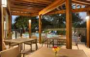 Restoran 7 Country Inn & Suites by Radisson, San Antonio Medi