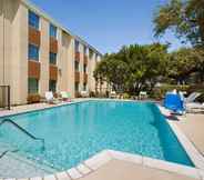 Swimming Pool 3 Country Inn & Suites by Radisson, San Antonio Medi