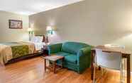 Bedroom 3 Econo Lodge Inn & Suites Southeast