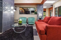 Lobby SureStay Plus Hotel by Best Western Blue Springs